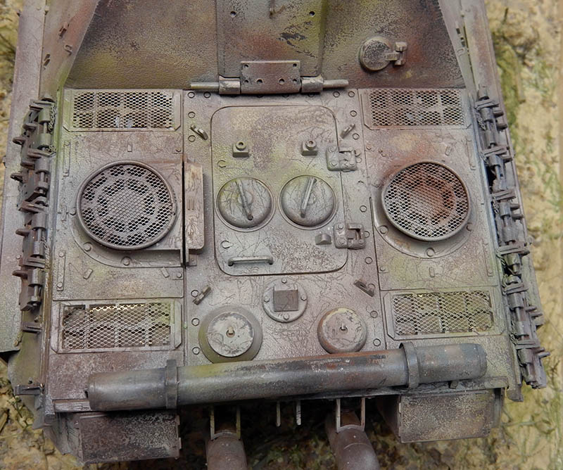 Vue de dessus du pont moteur arrière du Jagdpanther maquette avec grilles d'aération et patine