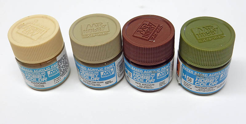 Quatre pots de peinture acrylique Mr Hobby Color utilisés pour le Jagdpanther : sable, vert et brun-rouge