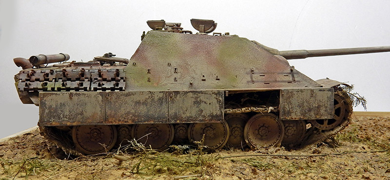 Maquette du chasseur de chars Jagdpanther vue de profil avec camouflage et patine sur diorama herbeux