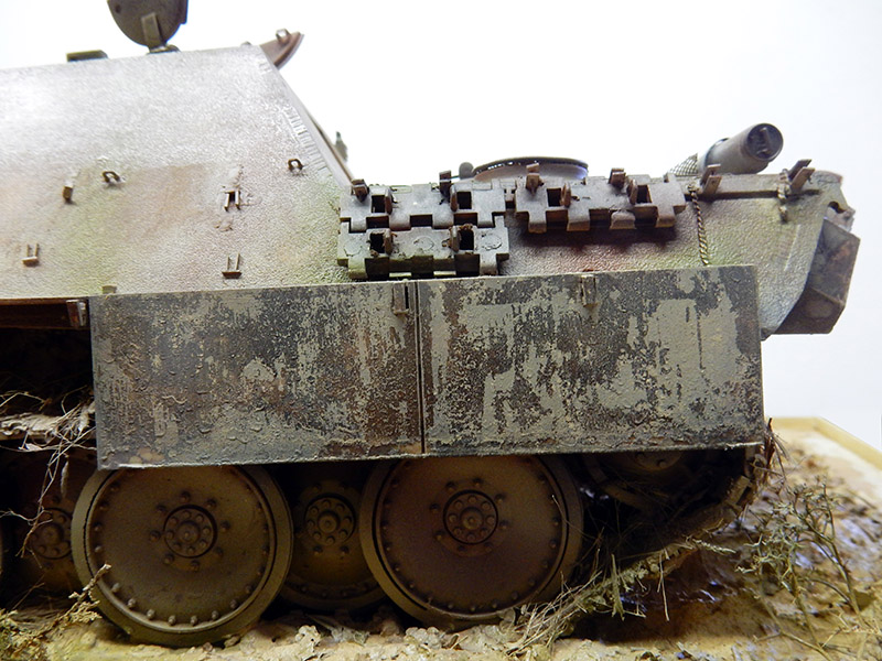 Vue latérale de la maquette Jagdpanther patinée, jupes blindées et chenilles de rechange sur le flanc