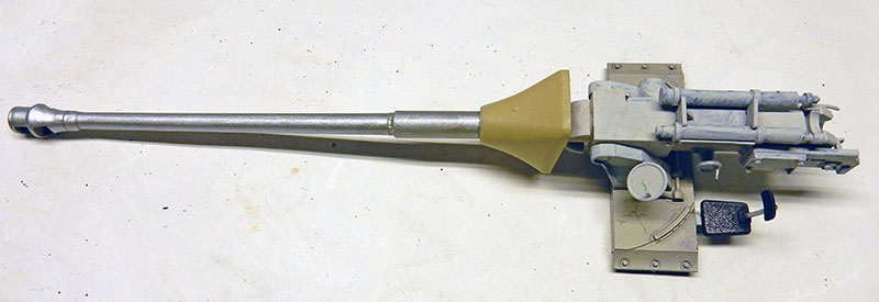 Canon de 88 mm assemblé avec son manchon et frein de bouche, maquette du Jagdpanther en cours de montage