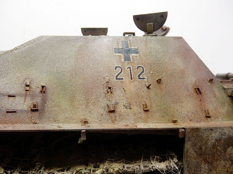 Flanc latéral de la maquette Jagdpanther portant la croix allemande et le numéro 212