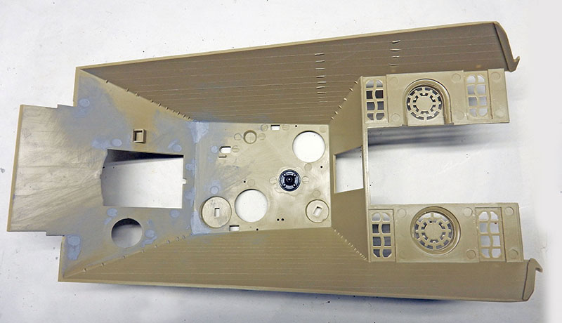 Coque inférieure du Jagdpanther en montage, plancher et passages de roues avec mastic de jointoiement