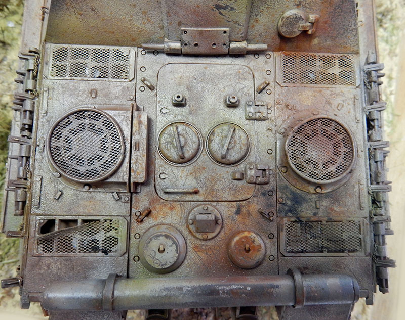 Vue de dessus du capot moteur arrière de la maquette Jagdpanther avec grilles et patine rouille