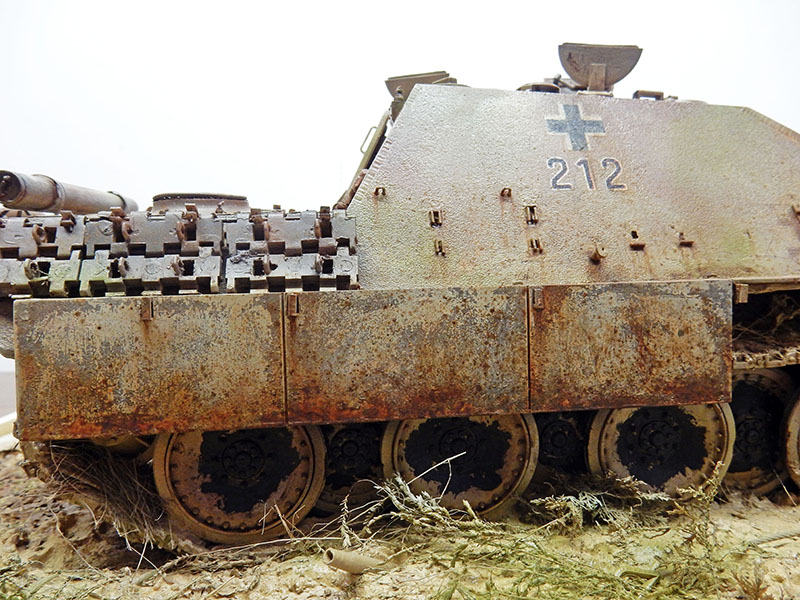 Maquette de Jagdpanther numéro 212 vue de profil avec patine rouille sur terrain sablonneux