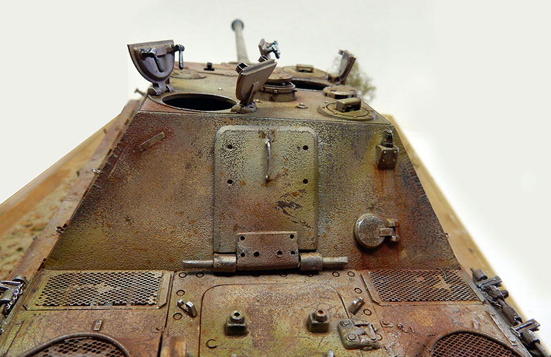Vue de dessus de la maquette Jagdpanther montrant le glacis avant patiné et les écoutilles ouvertes