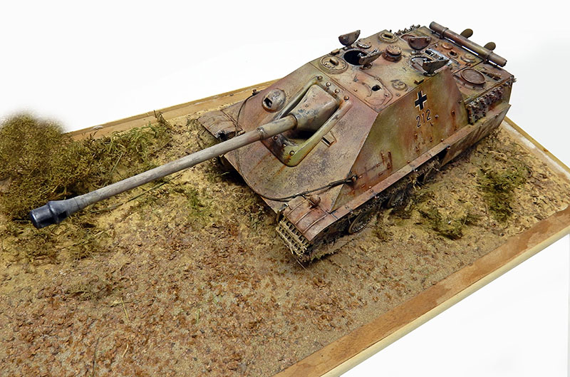 Maquette de chasseur de chars Jagdpanther numéro 212 patiné sur diorama de terrain herbeux