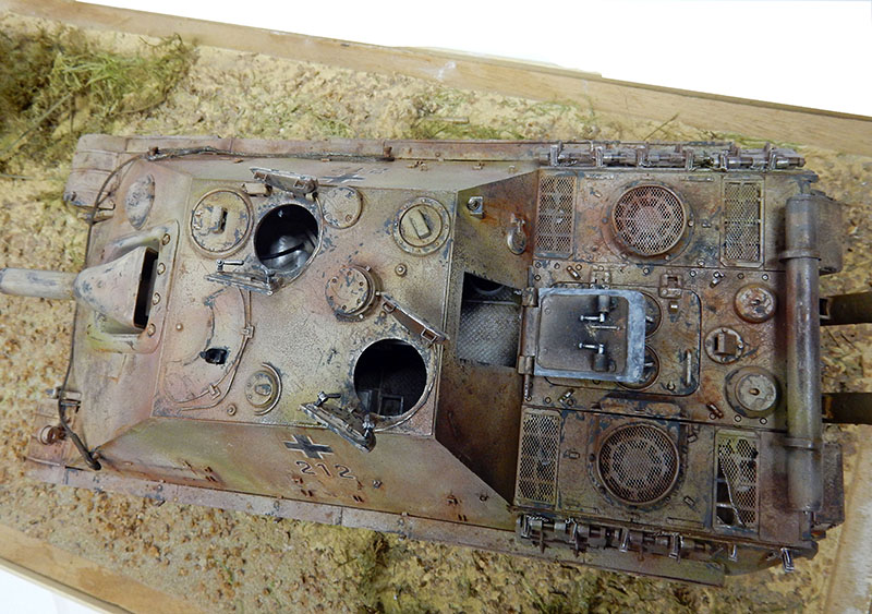 Vue de dessus de la maquette Jagdpanther numéro 212 montrant pont moteur et grilles patinés