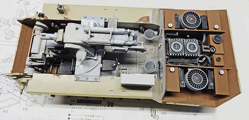 Intérieur de la maquette Jagdpanther montrant le canon et le compartiment moteur détaillés