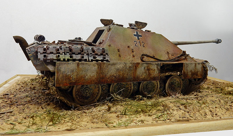 Maquette de Jagdpanther numéro 212 fortement patinée avec rouille sur diorama de terrain sec