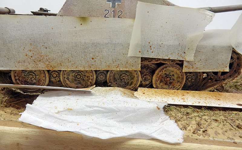 Maquette de Jagdpanther numéro 212 masquée de papier pour application de patine et projections de rouille
