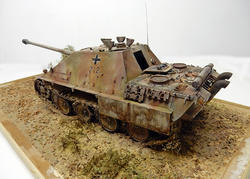Maquette du chasseur de chars Jagdpanther numéro 212 patiné sur diorama de terrain