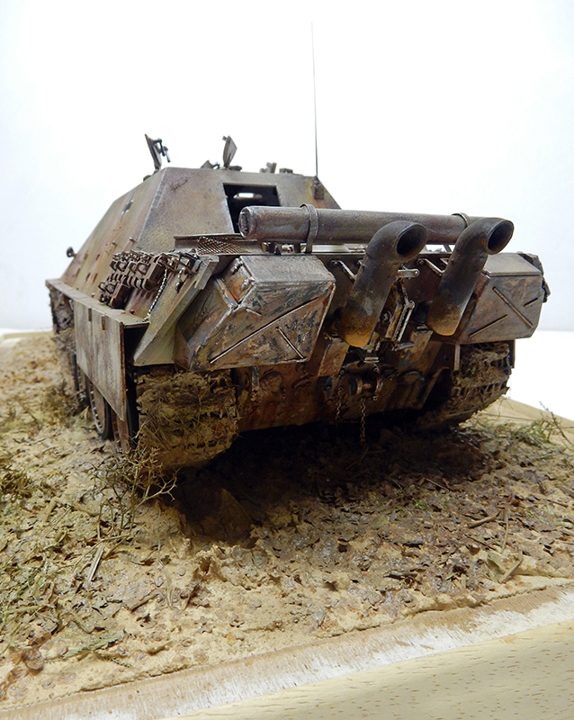 Maquette de Jagdpanther vue arrière sur diorama de terrain boueux, finition rouillée et patinée