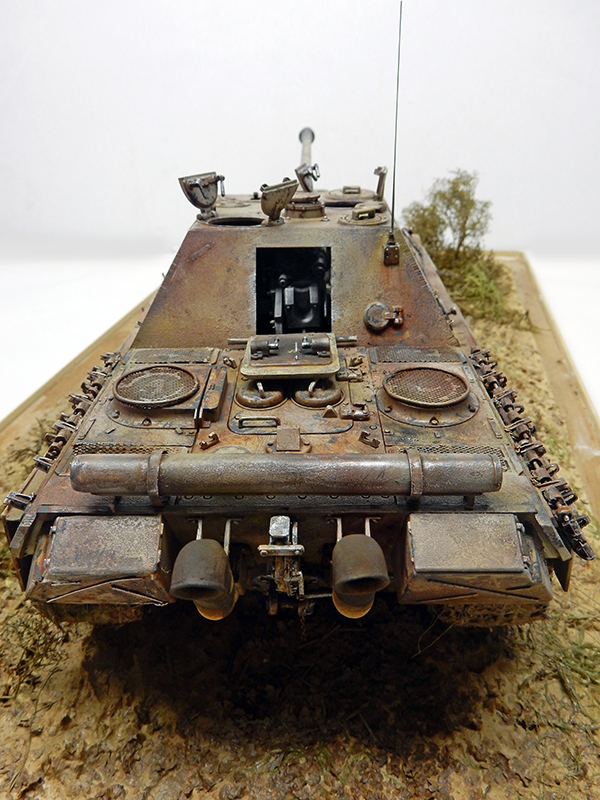 Vue arrière de la maquette du Jagdpanther Sdkfz 173 avec pots d'échappement, sur diorama