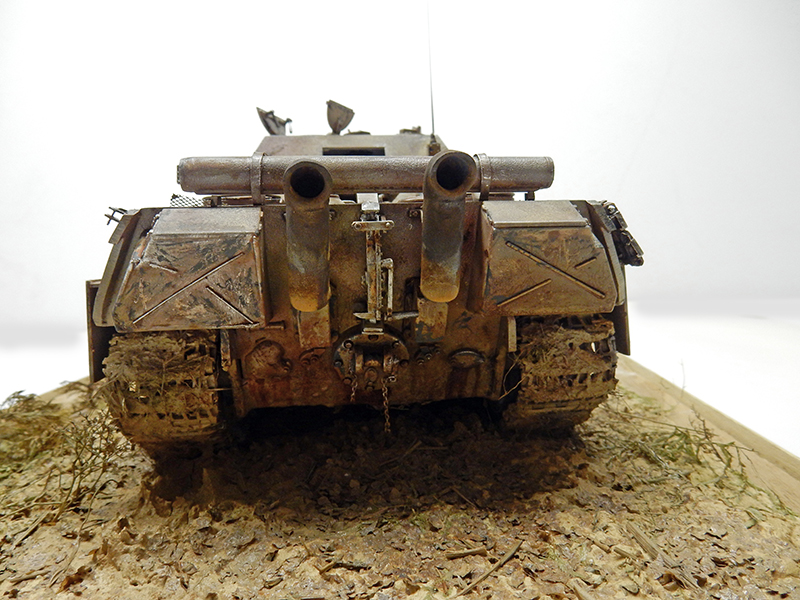 Vue arrière de la maquette Jagdpanther aux tuyaux d'échappement rouillés sur diorama de terrain boueux