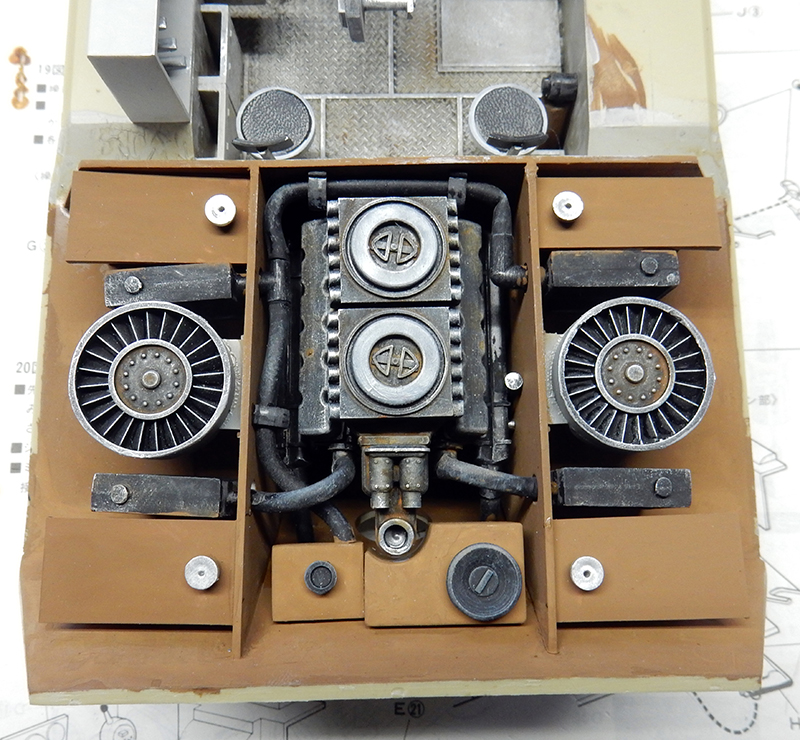 Compartiment moteur détaillé du Jagdpanther avec moteur central, filtres à air et tuyauteries