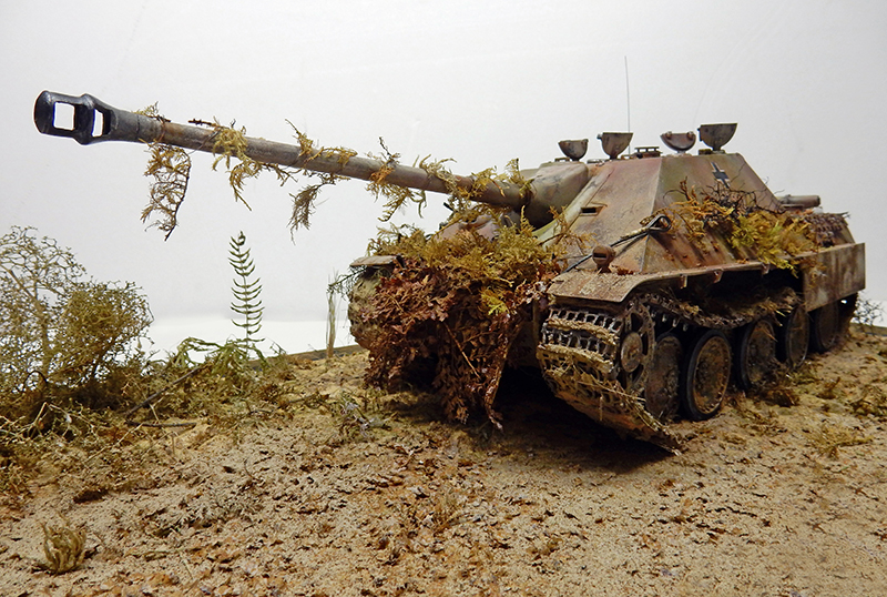 Maquette de chasseur de chars Jagdpanther camouflé de feuillage sur diorama de terrain désertique