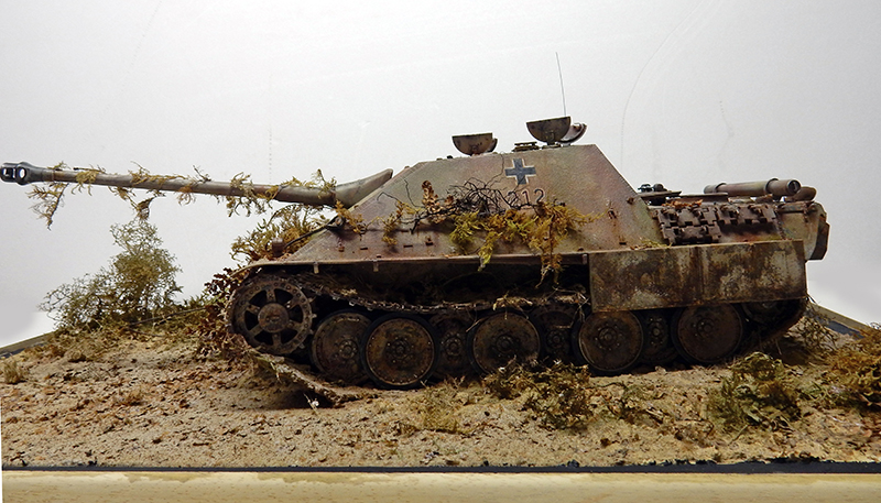 Maquette de Jagdpanther Sdkfz 173 camouflé de végétation sur un diorama de terrain sablonneux