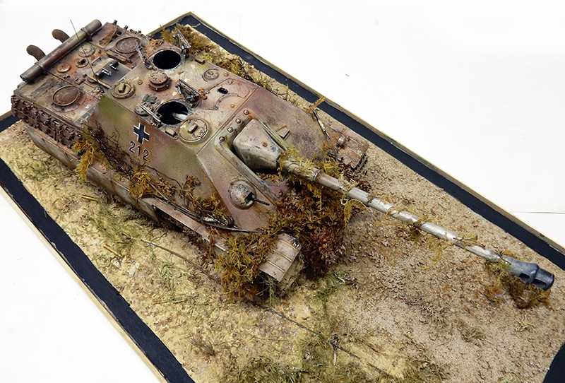 Maquette de Jagdpanther numéro 212 vue de dessus sur diorama avec végétation