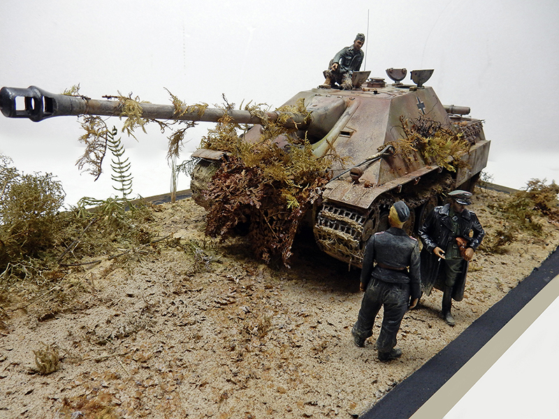 Maquette de Jagdpanther camouflé de feuillage avec trois figurines de soldats allemands sur diorama