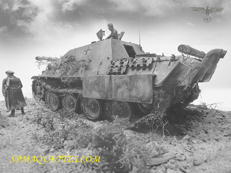 Maquette de chasseur de chars Jagdpanther Sdkfz 173 camouflé sur diorama avec figurines