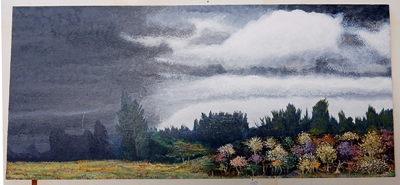 Décor de diorama peint, ciel nuageux orageux au-dessus d'arbres et d'un champ