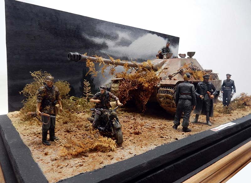 Diorama du Jagdpanther camouflé de branchages entouré de figurines de soldats allemands et d'une moto