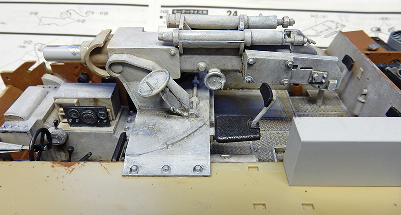 Intérieur de la maquette Jagdpanther montrant le canon, le siège et les commandes de pointage