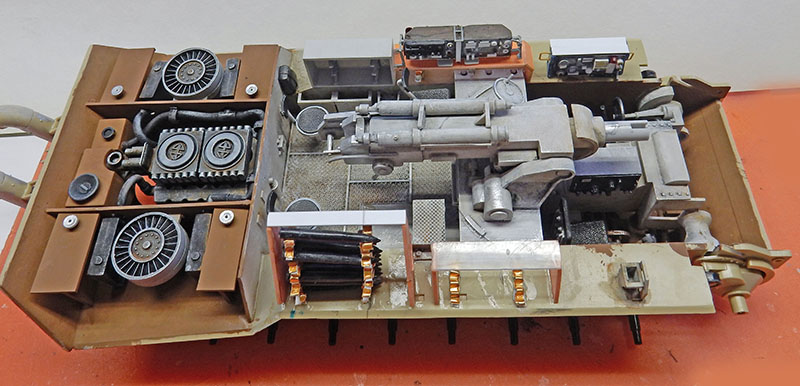 Intérieur détaillé de la maquette Jagdpanther montrant compartiment moteur, canon et munitions