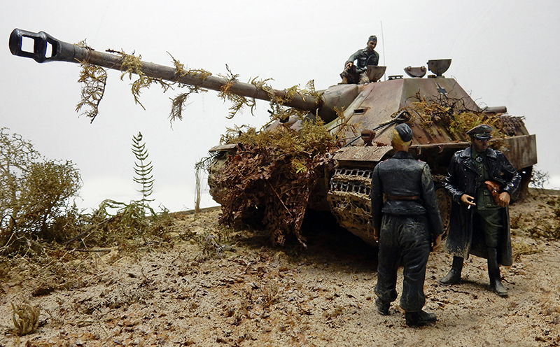 Diorama du Jagdpanther camouflé de branchages avec équipage allemand sur terrain sablonneux