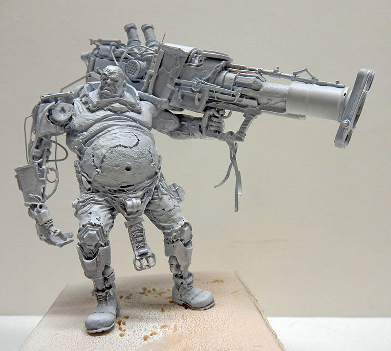 Maquette cyborg Juggernaut en apprêt gris avec énorme canon mécanique greffé au bras