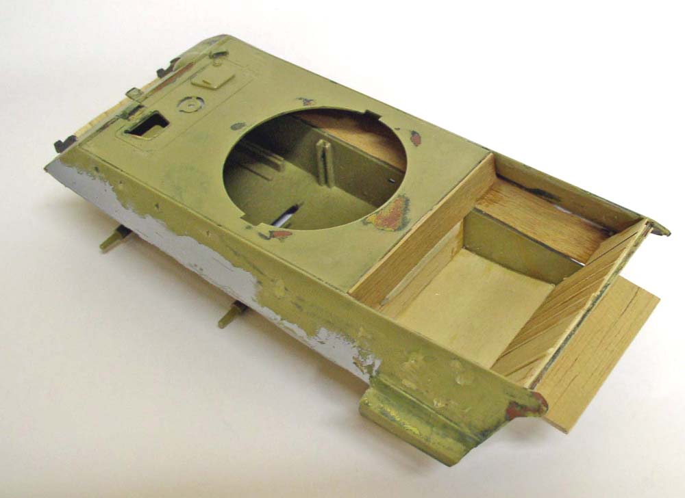 Caisse de maquette de char King Tigre en bois et carton peinte en vert