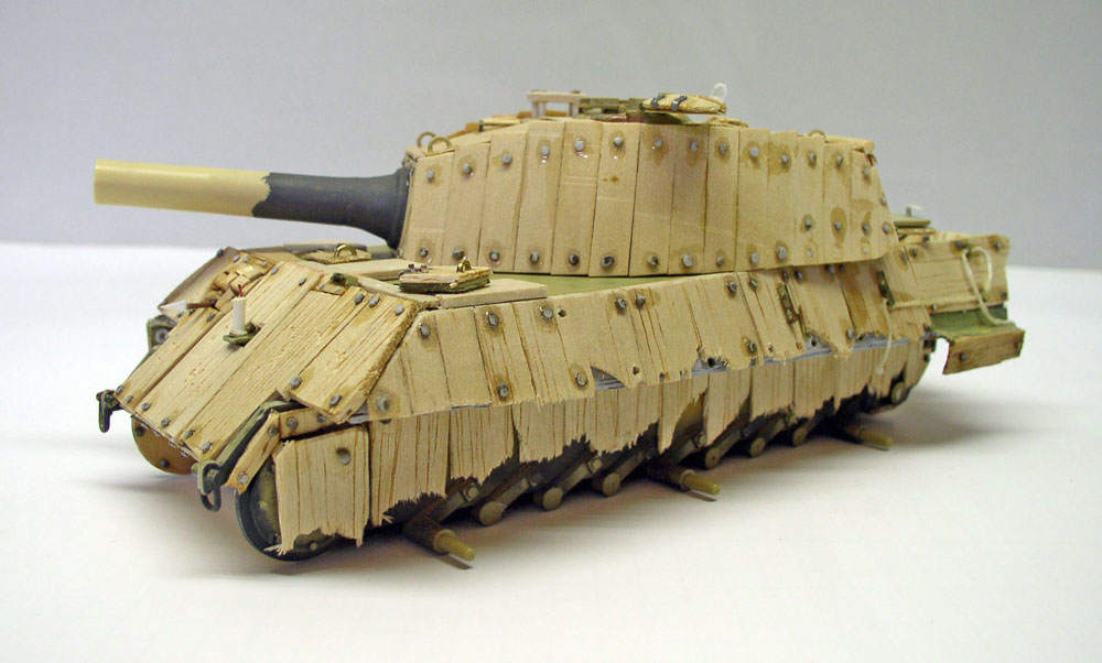 Maquette de char King Tigre rustique recouverte de plaques de carton avec rivets, vue de trois quarts