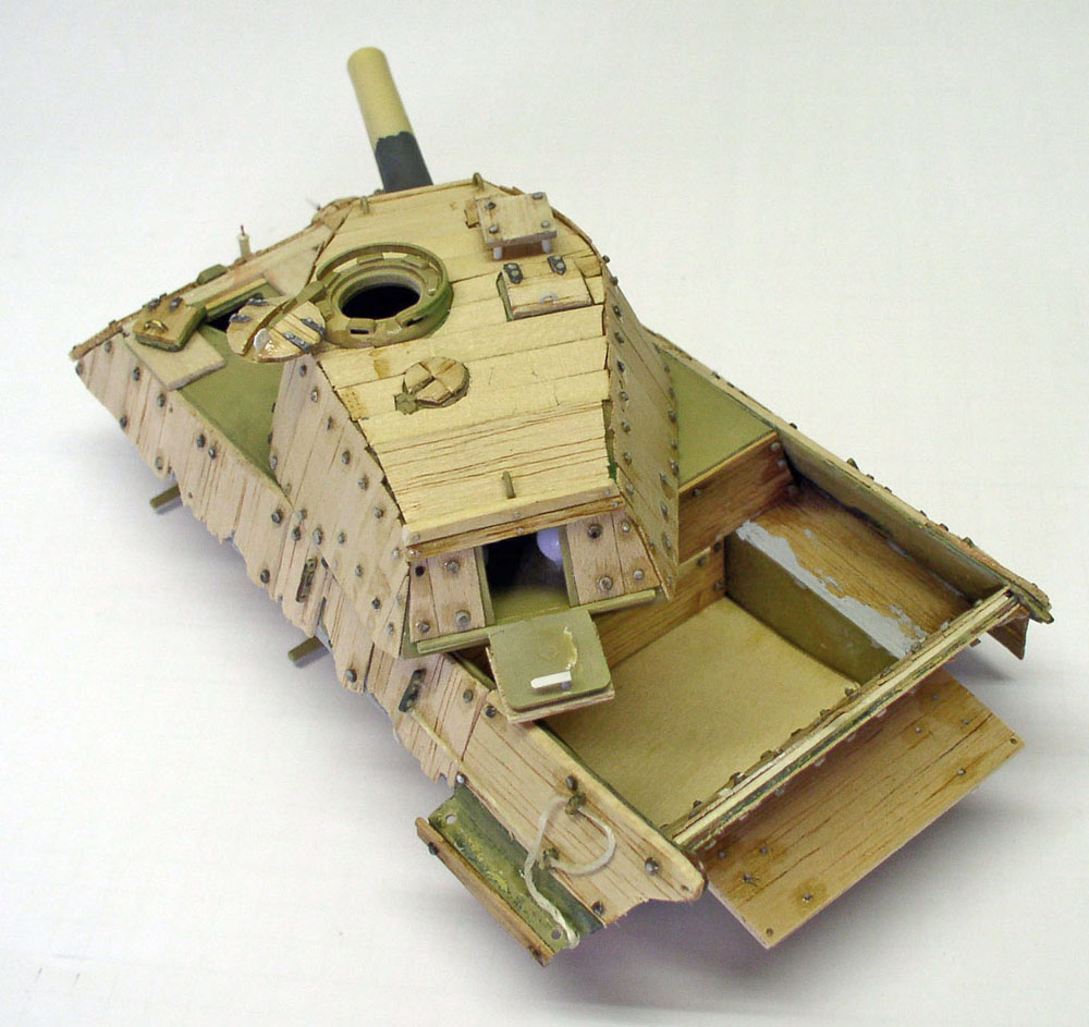 Maquette de char King Tigre en bois avec tourelle ouverte et canon, compartiment arrière apparent