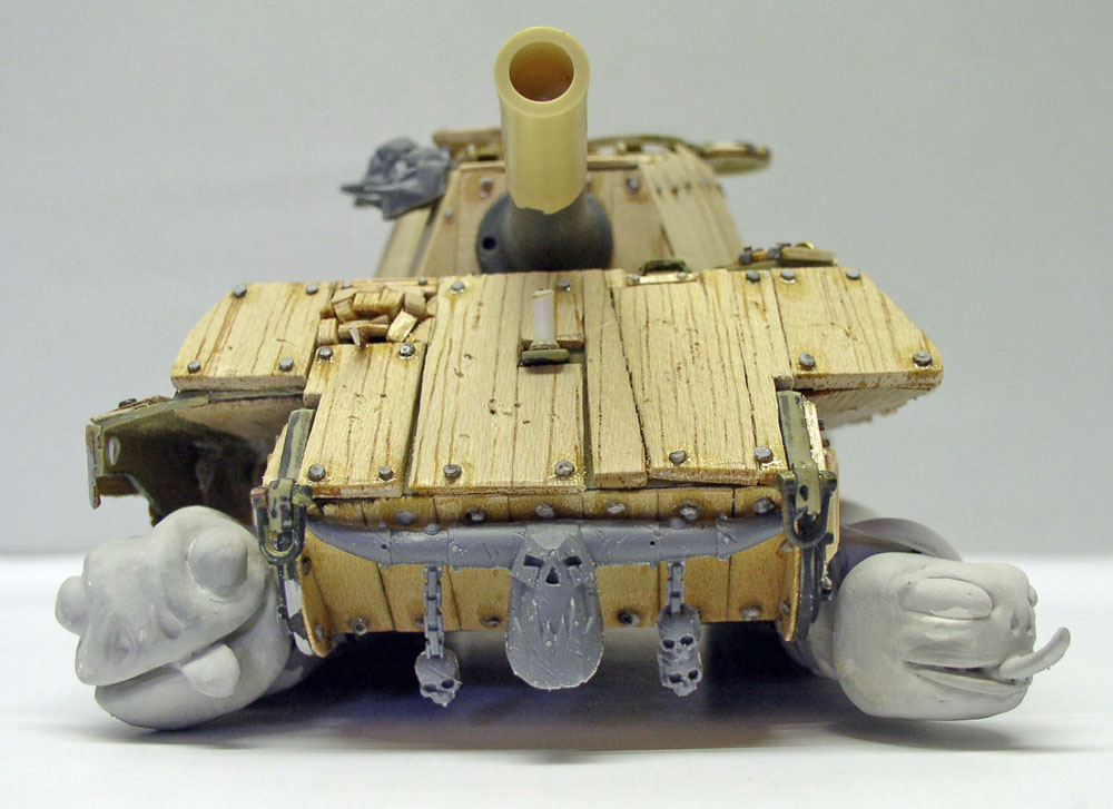 Maquette de char King Tigre rustique vu de face, coque en planches de bois et canon