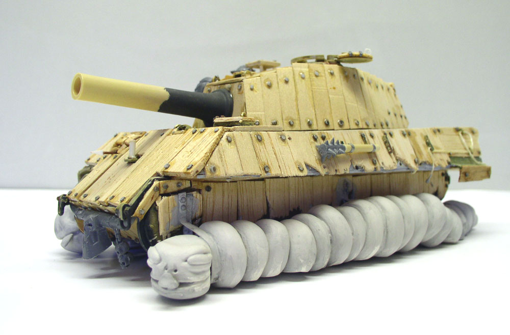 Maquette de char King Tigre rustique en bois reposant sur deux grosses chenilles sculptées