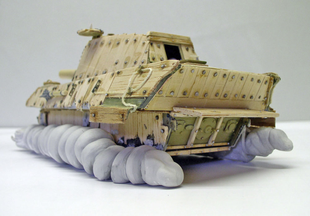 Maquette de char King Tigre rustique en bois clair avec chenilles vissées blanches