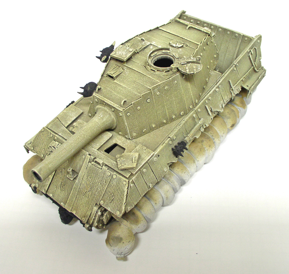 Maquette de char rustique King Tigre beige sans tourelle vue de trois quarts avant