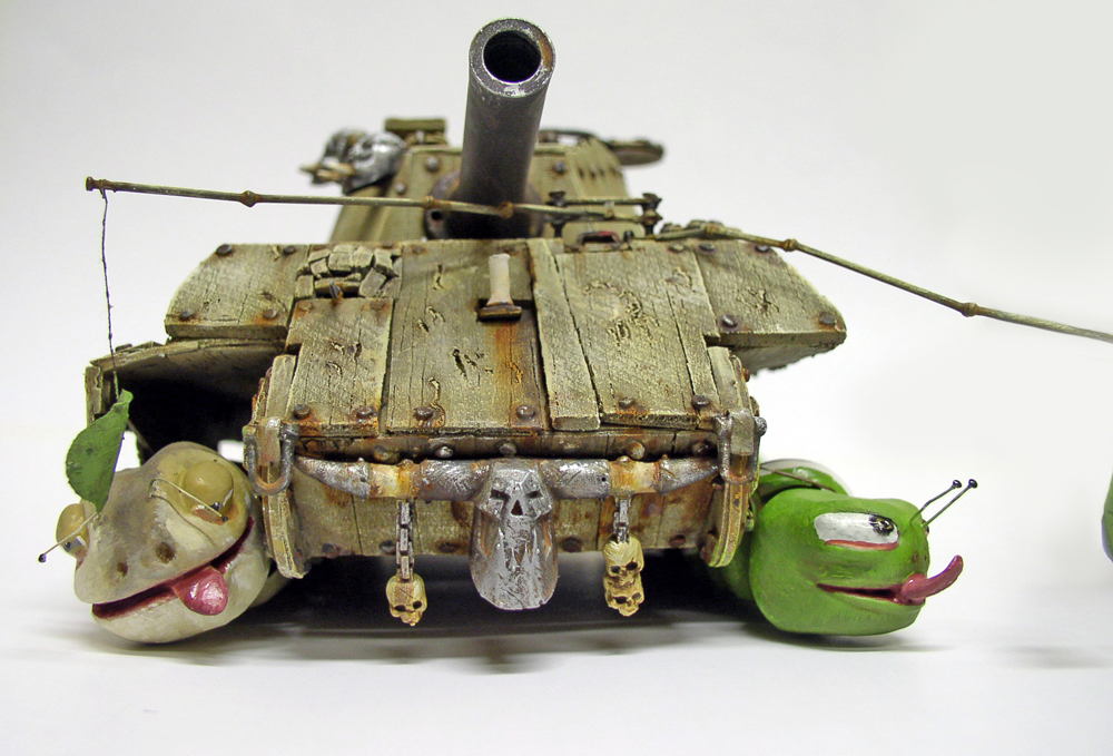 Maquette de char King Tigre à l'aspect bois vieilli, avancée par deux escargots colorés en guise de chenilles