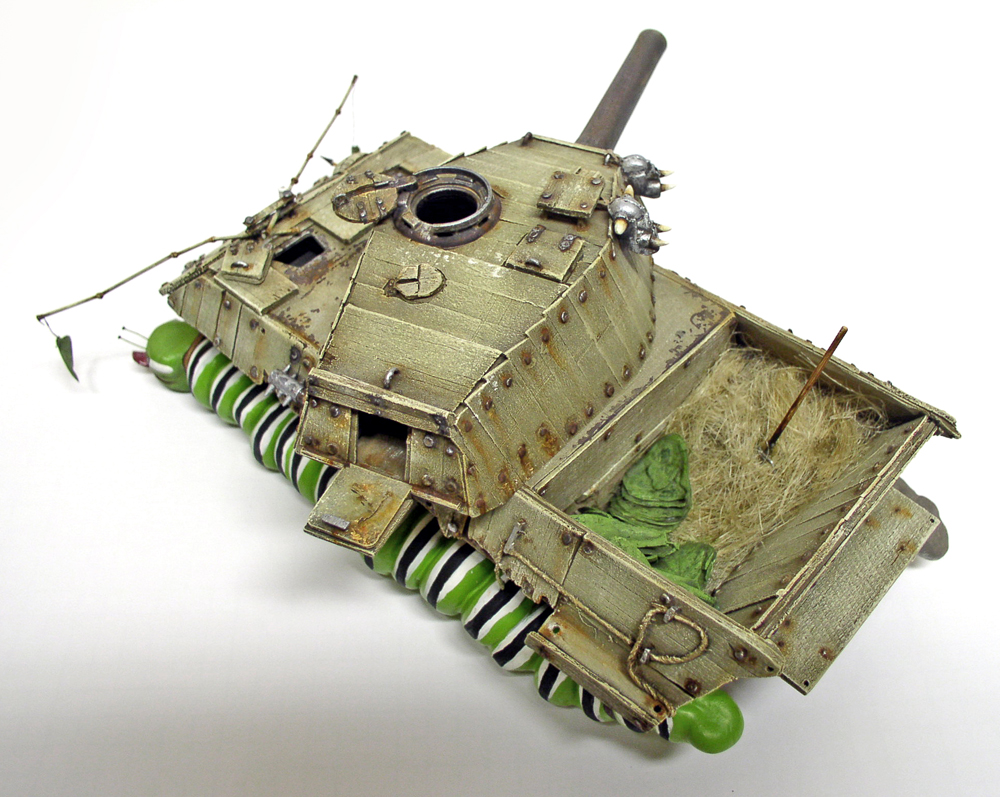 Maquette de char King Tigre rustique en bois avec chenilles vertes rayées et benne remplie de foin