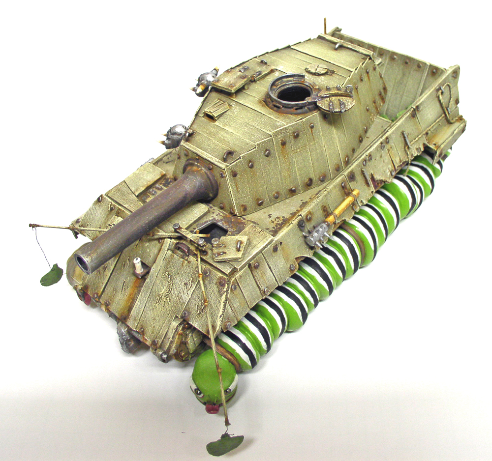 Maquette humoristique de char King Tigre monté sur une chenille verte en guise de chenilles