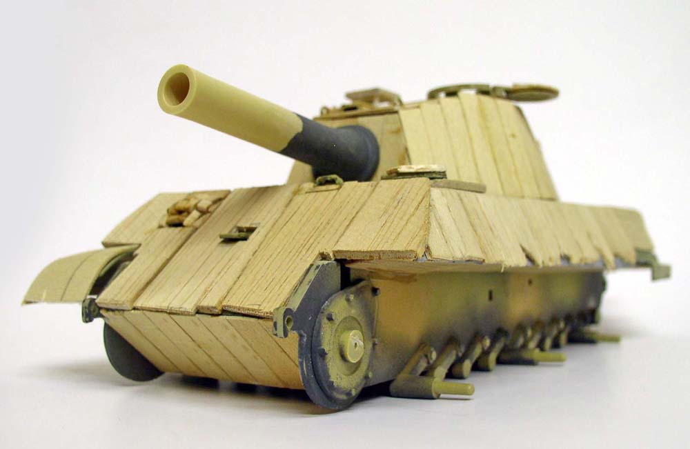 Maquette de char King Tigre habillée de planches de bois rustiques avec long canon et chenilles