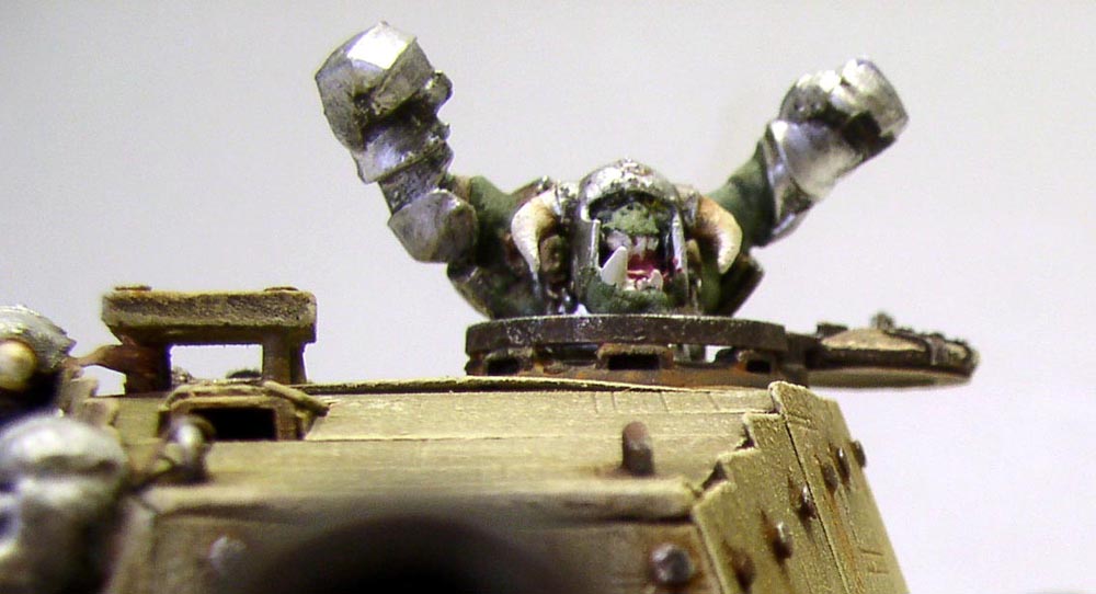 Char d'assaut King Tiger en maquette avec chenilles vu de profil