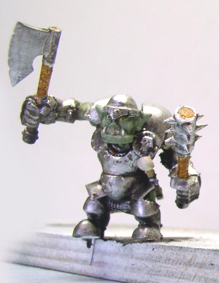 Figurine d'orc en armure brandissant une hache et une masse à pointes