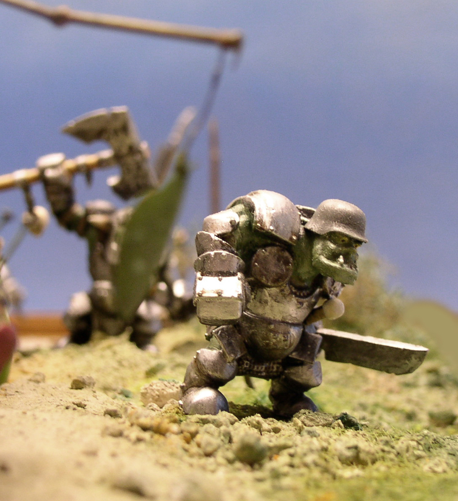 Figurine de robot-soldat blindé King Tigre Rustique peinte sur diorama de terrain accidenté