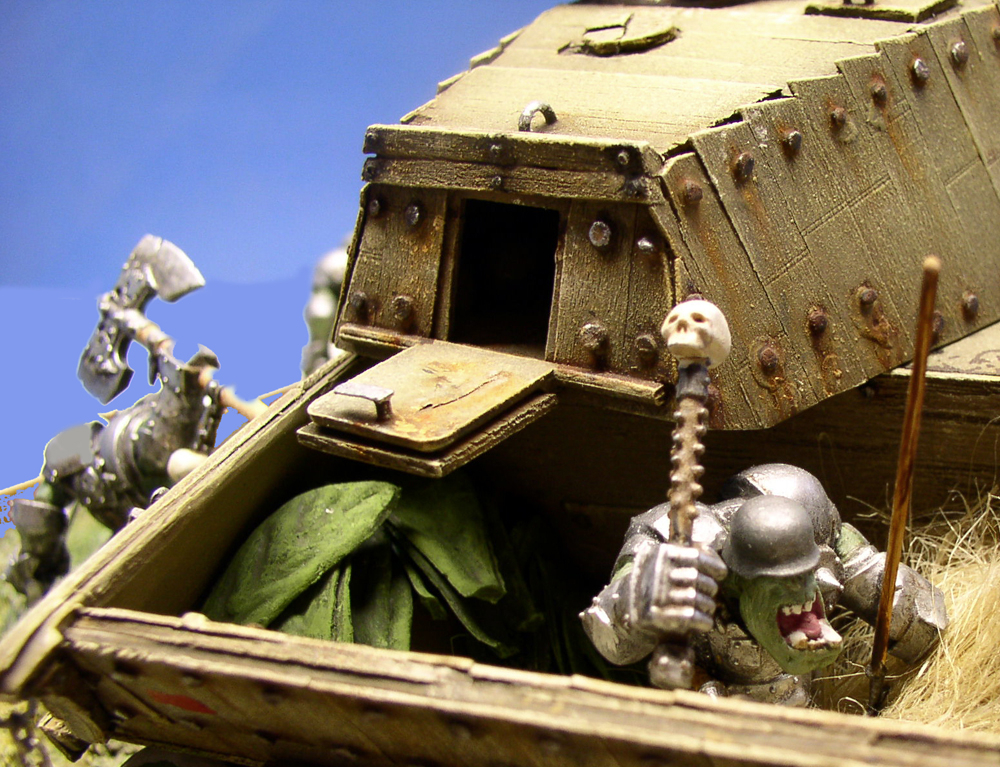 Détail de la maquette du char King Tigre Rustique avec figurines d'orques casqués et trappe ouverte