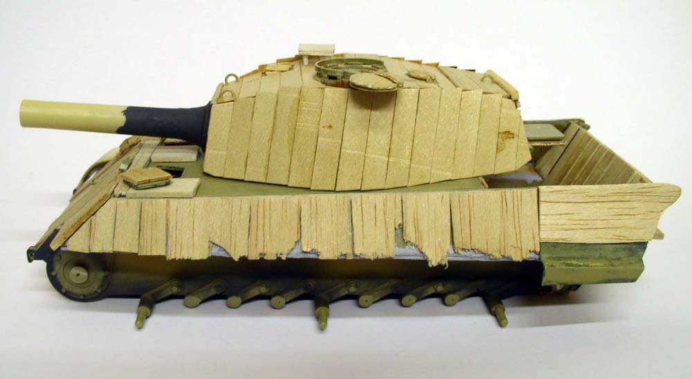 Maquette de char King Tigre rustique en bois recouvrant le blindage, vue de profil