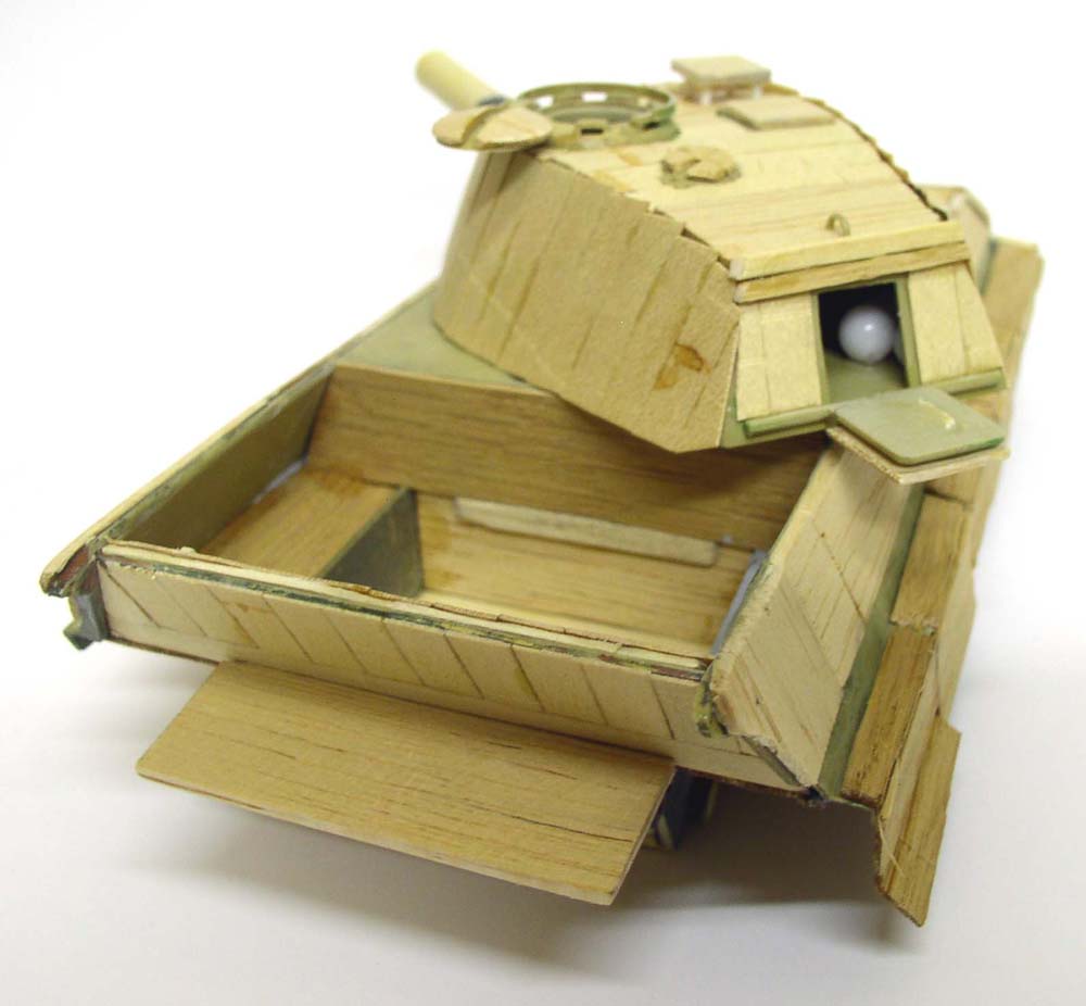 Maquette de char King Tigre en bois de balsa avec tourelle et coque ouverte