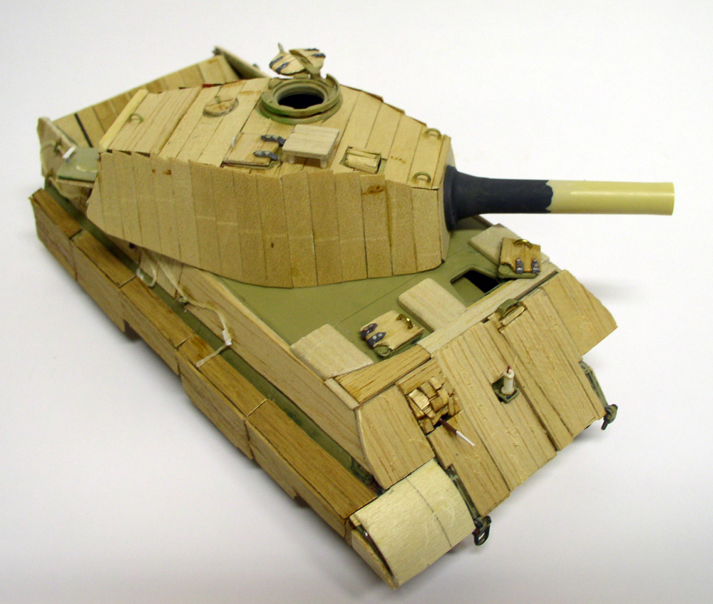 Maquette de char King Tigre habillée de planches de bois clair, tourelle et canon vus de trois quarts