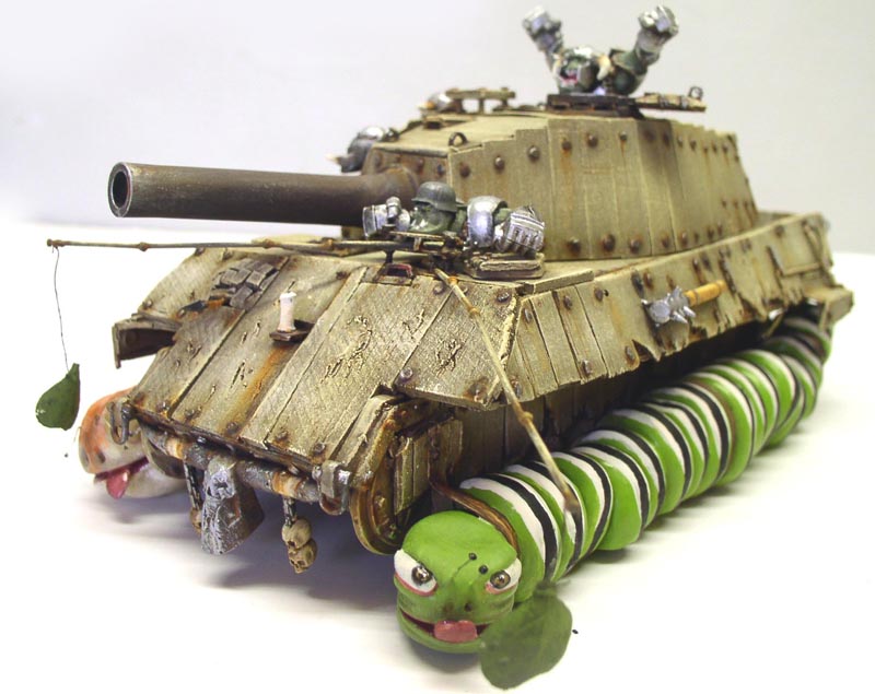 Maquette de char King Tigre rustique avec chenilles transformées en chenilles vertes humoristiques